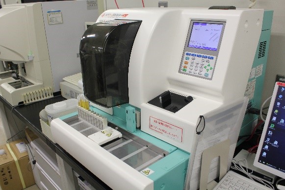 尿定性項目を測定する機械の画像